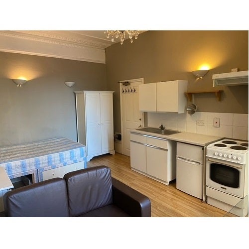 Flat Glazbury Road in Greater London