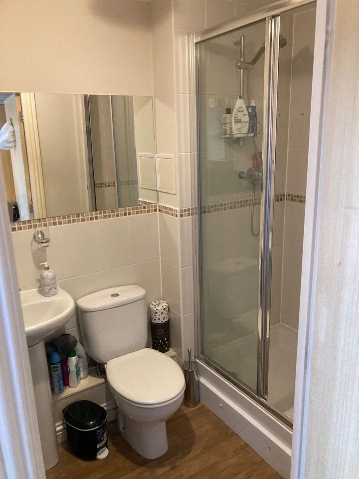 Room Tudor Way in Woking