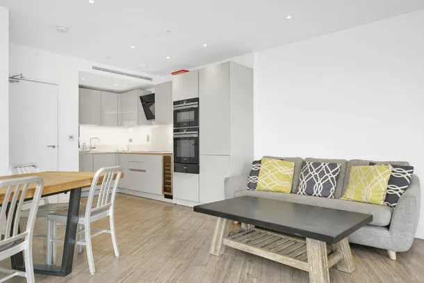 Flat Leman Street in Greater London