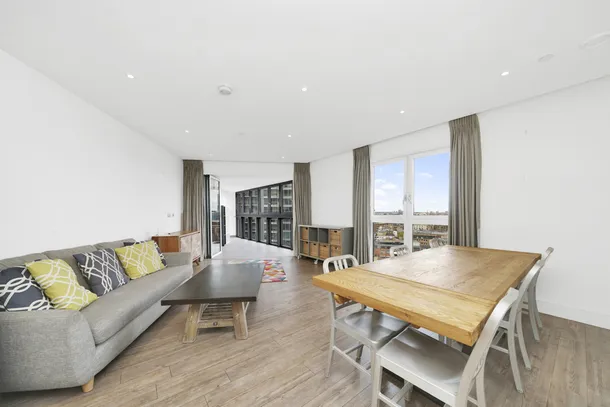 Flat Leman Street in Greater London
