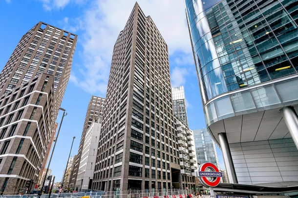 Flat Leman Street in Greater London
