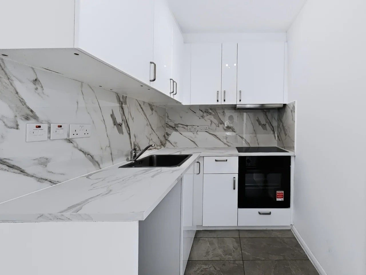 Flat Lansdowne Road in Greater London