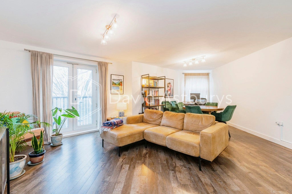 Flat Coppetts Road in Greater London