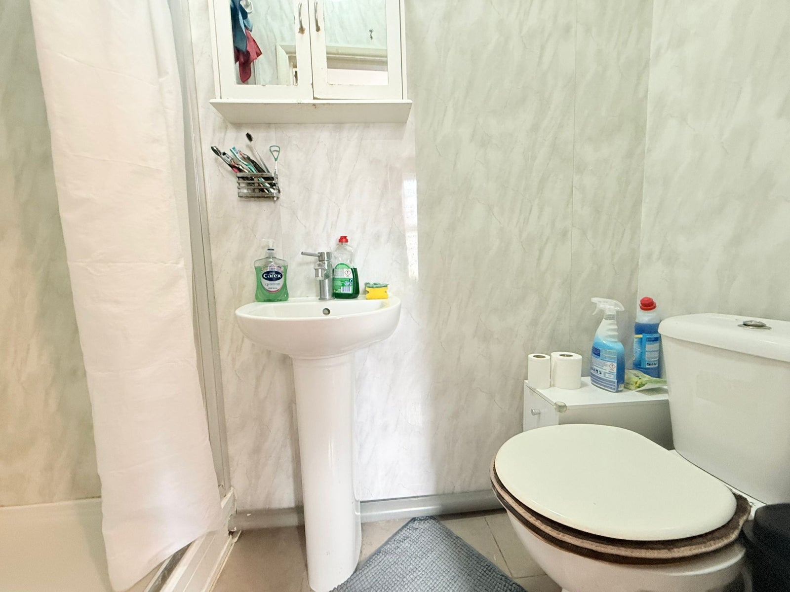 Room High Road in Greater London