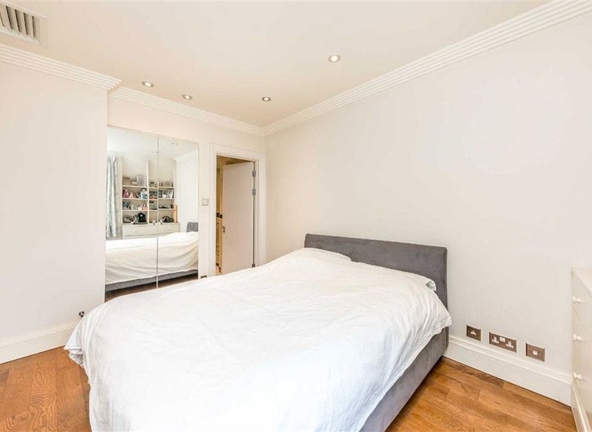 Flat St Martin's Place in City of Westminster