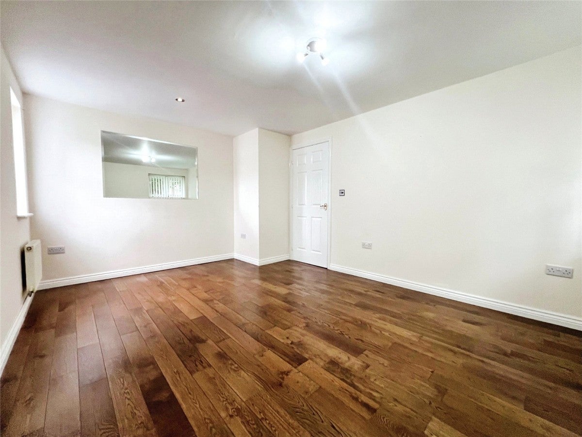 Flat Marlcroft Drive in Liverpool