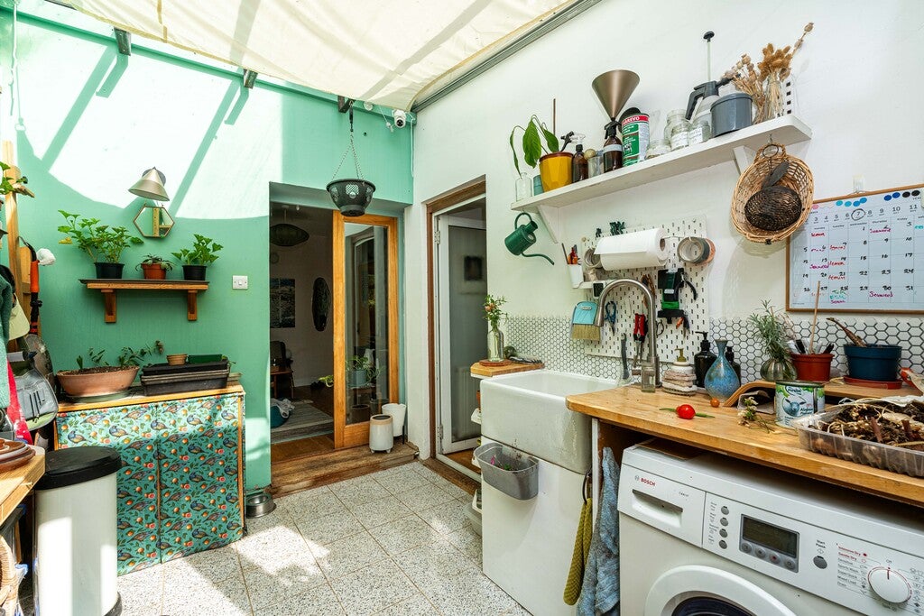 Flat Minet Road in Greater London