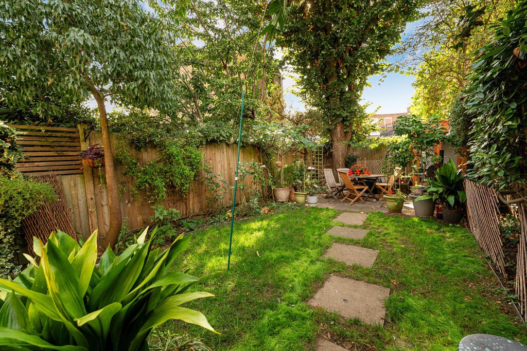 Flat Minet Road in Greater London