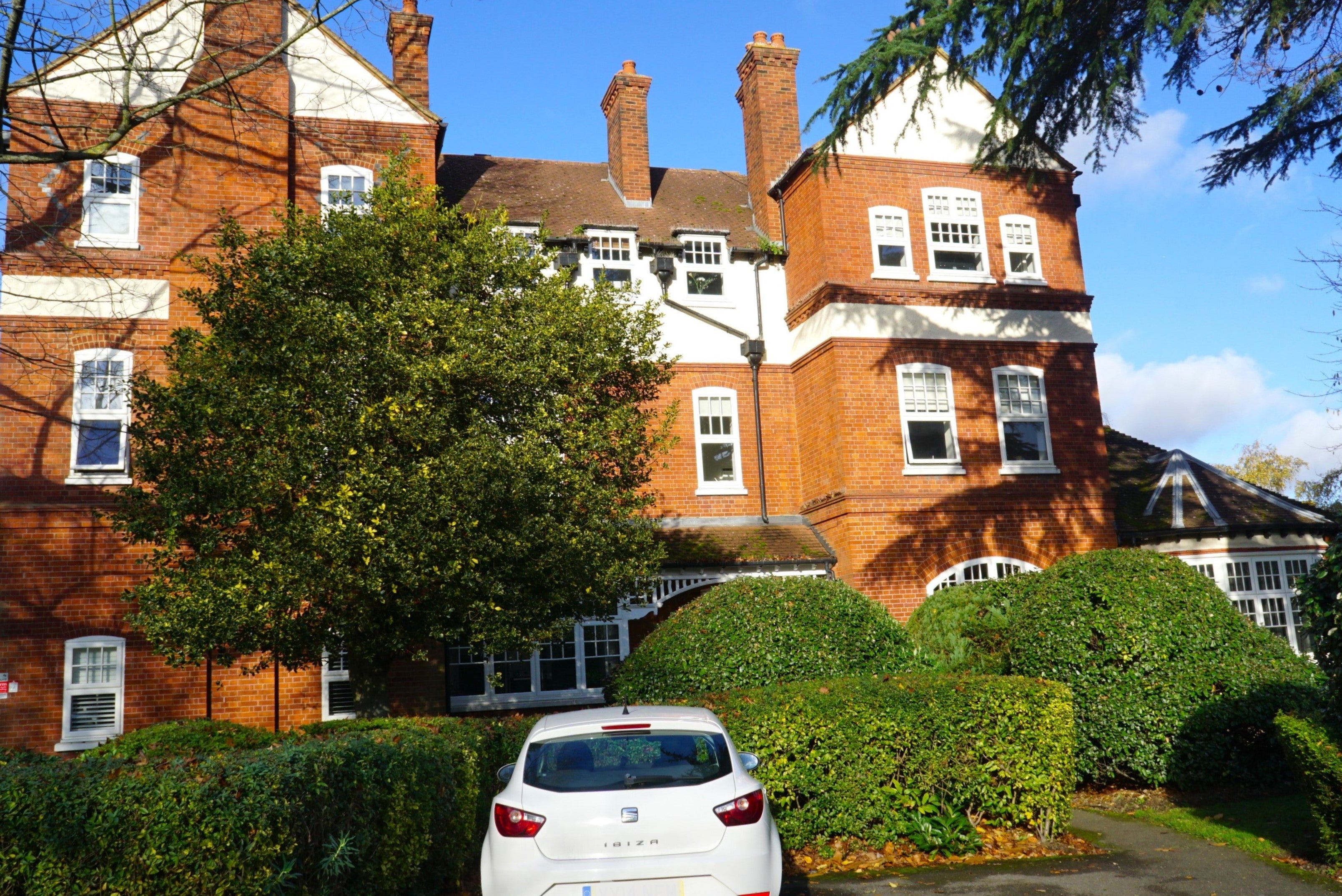 Flat Manor Road in Greater London