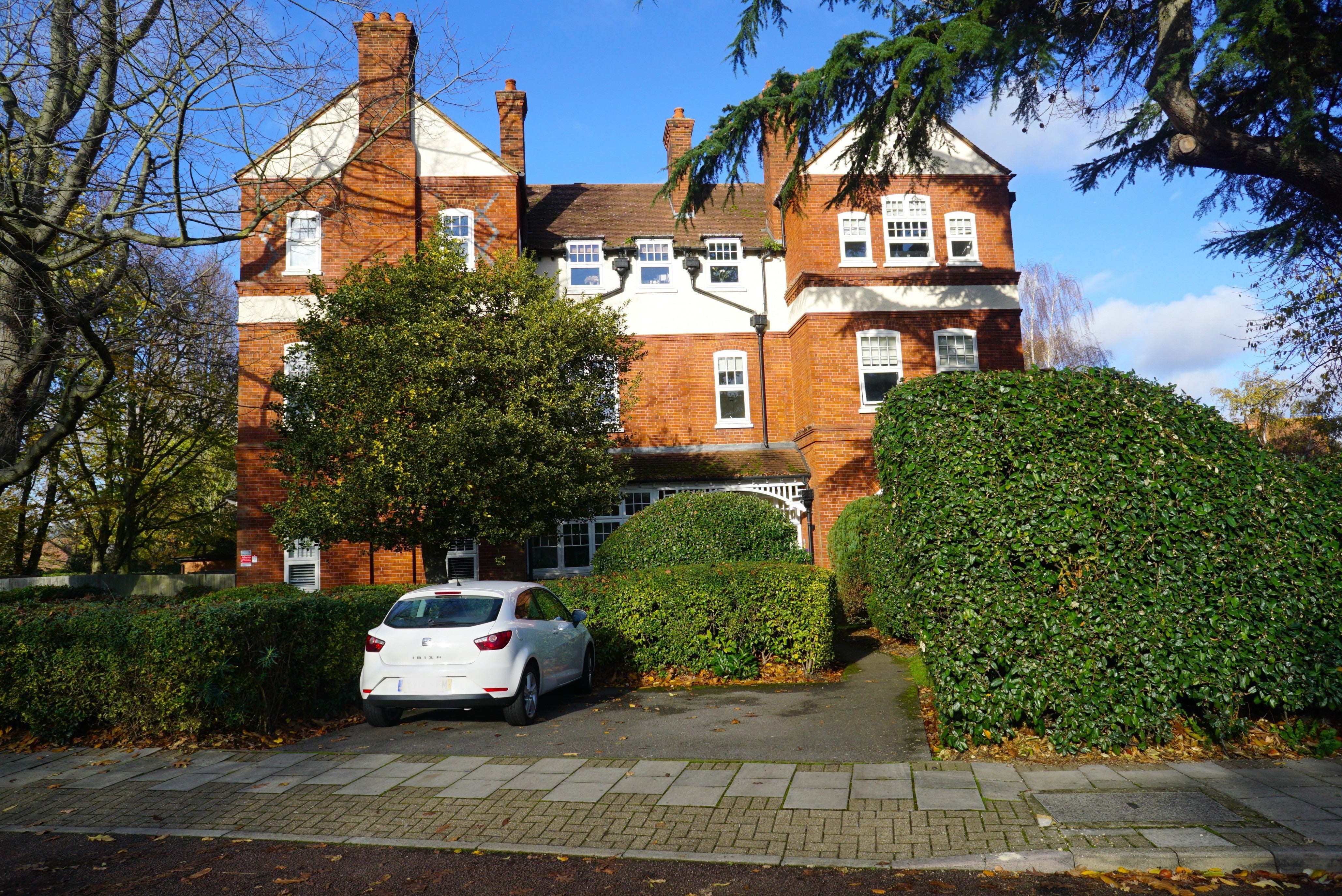 Flat Manor Road in Greater London