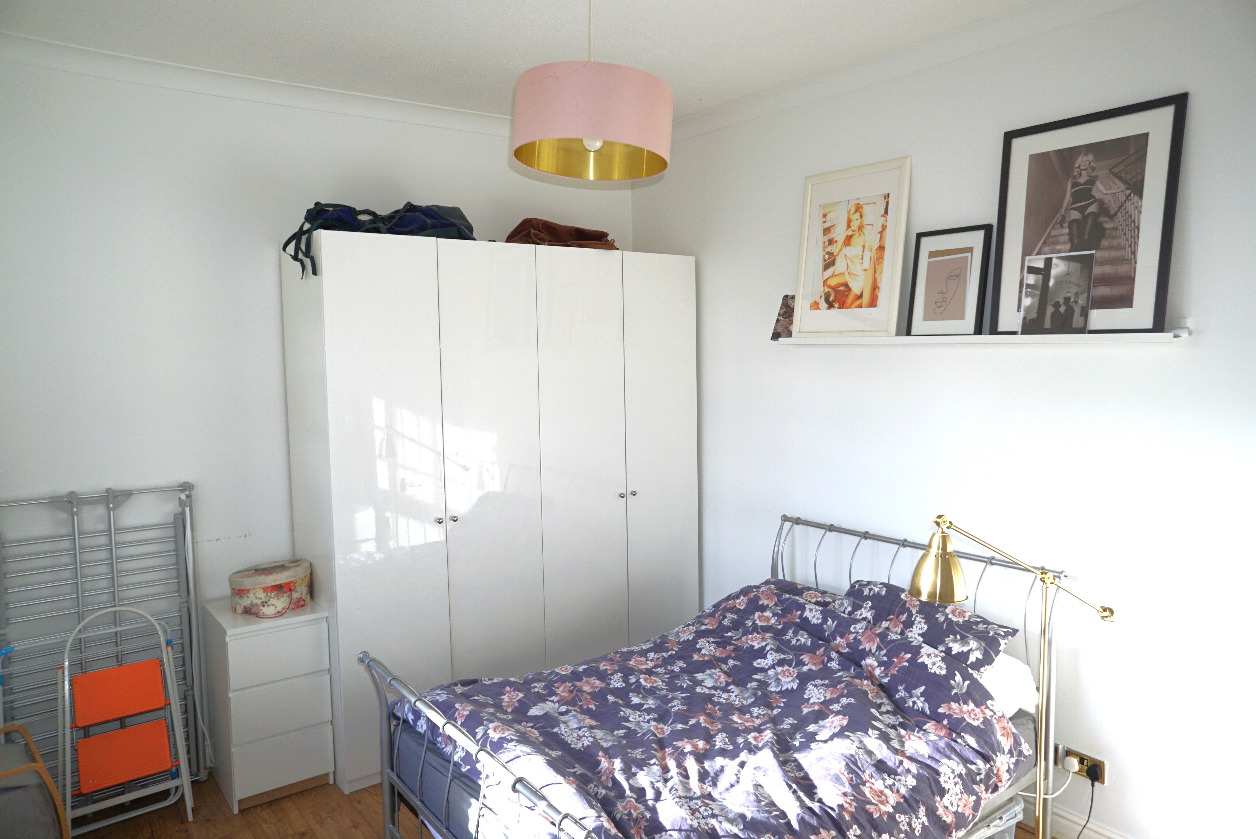 Flat Manor Road in Greater London