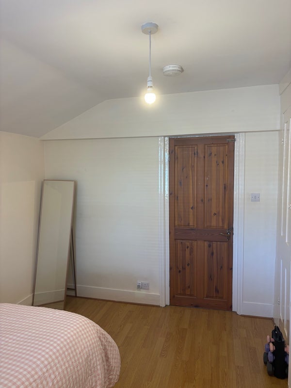 Room Falcon Road in Greater London