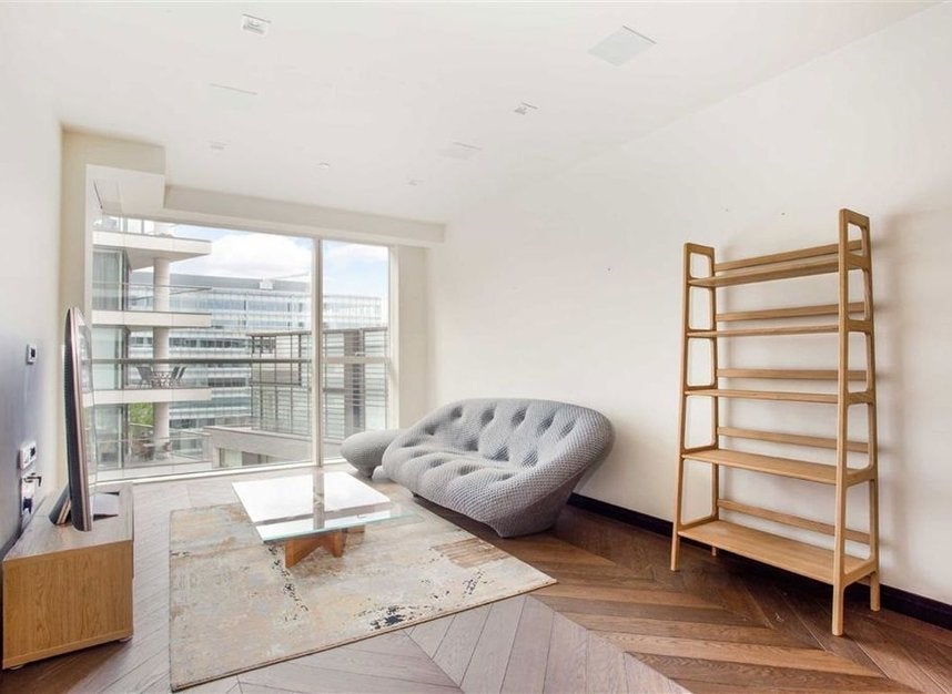 Flat Earls Way in Greater London