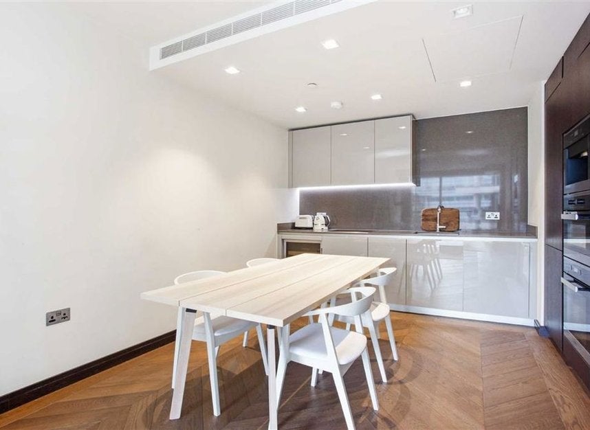 Flat Earls Way in Greater London