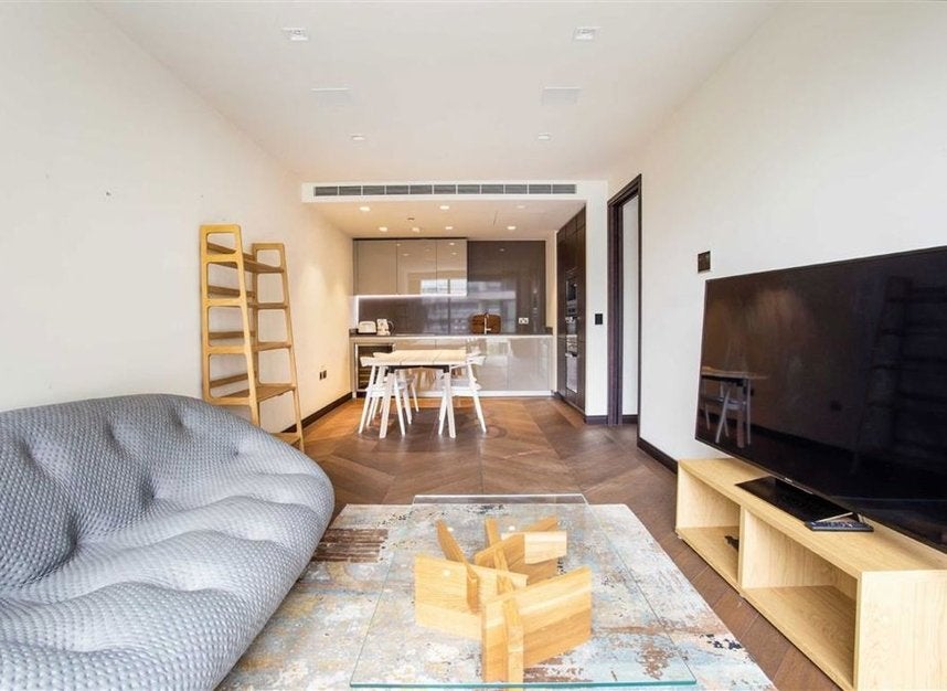 Flat Earls Way in Greater London
