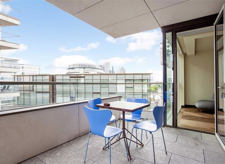 Flat Earls Way in Greater London