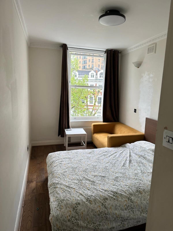 Room Emperor's Gate in Greater London
