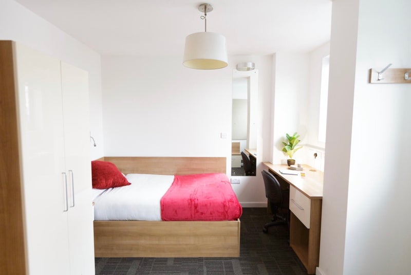 Room Manor Gardens in Greater London