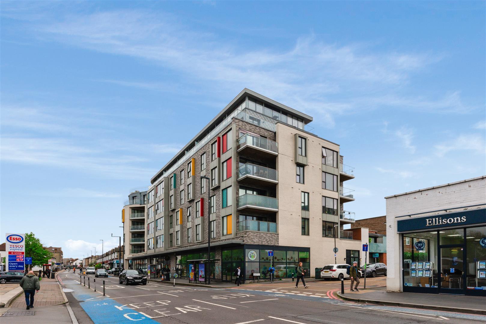 Flat High Street Colliers Wood in Greater London