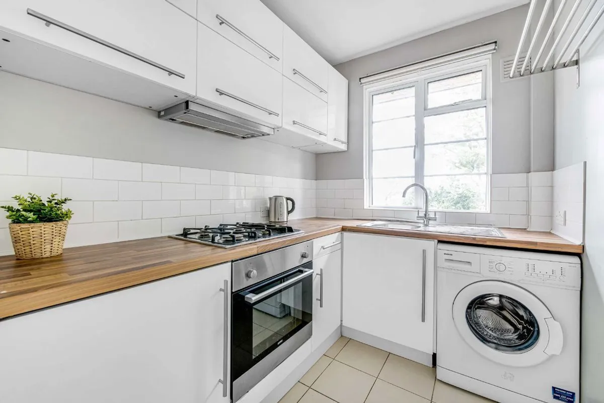 Flat Glyn Court in Greater London