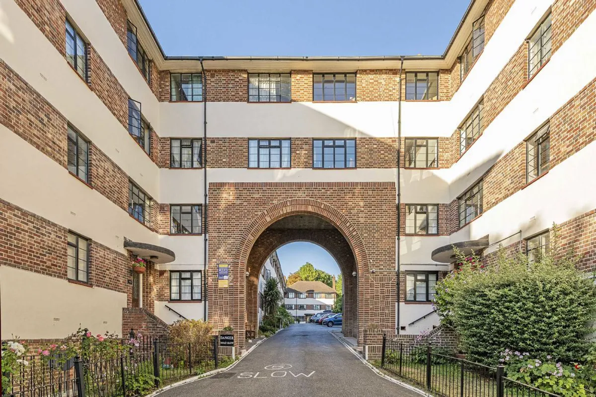 Flat Glyn Court in Greater London