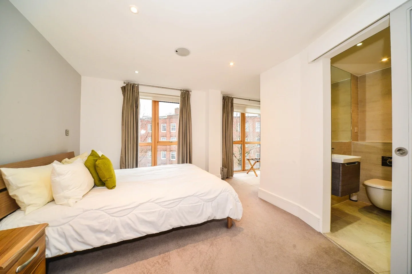 Flat Cyrus Street in Greater London