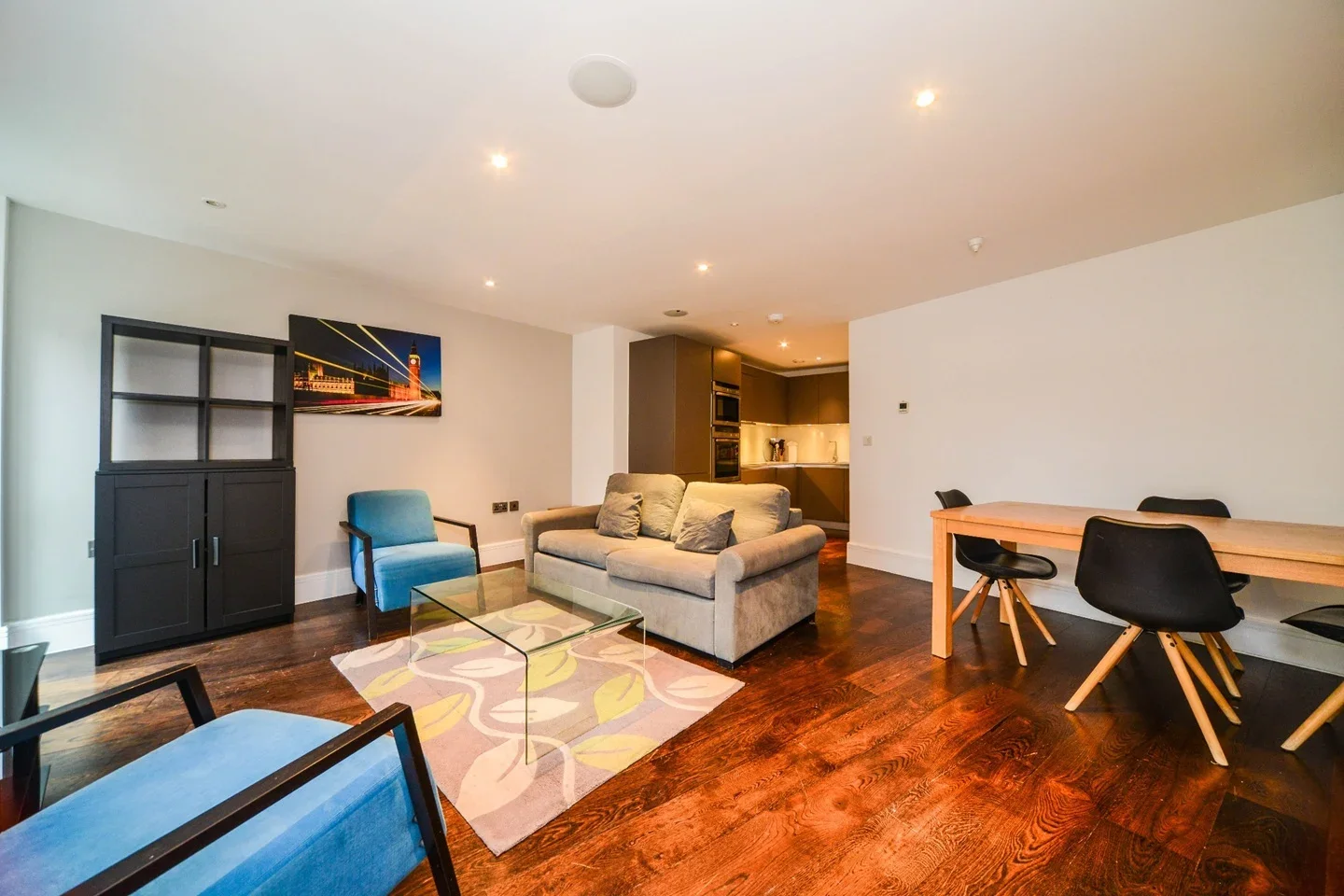 Flat Cyrus Street in Greater London