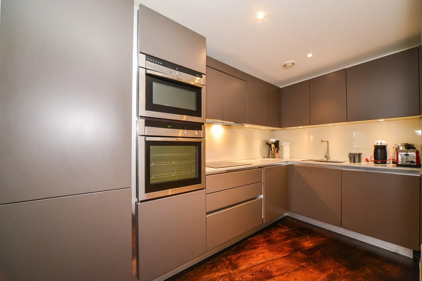 Flat Cyrus Street in Greater London