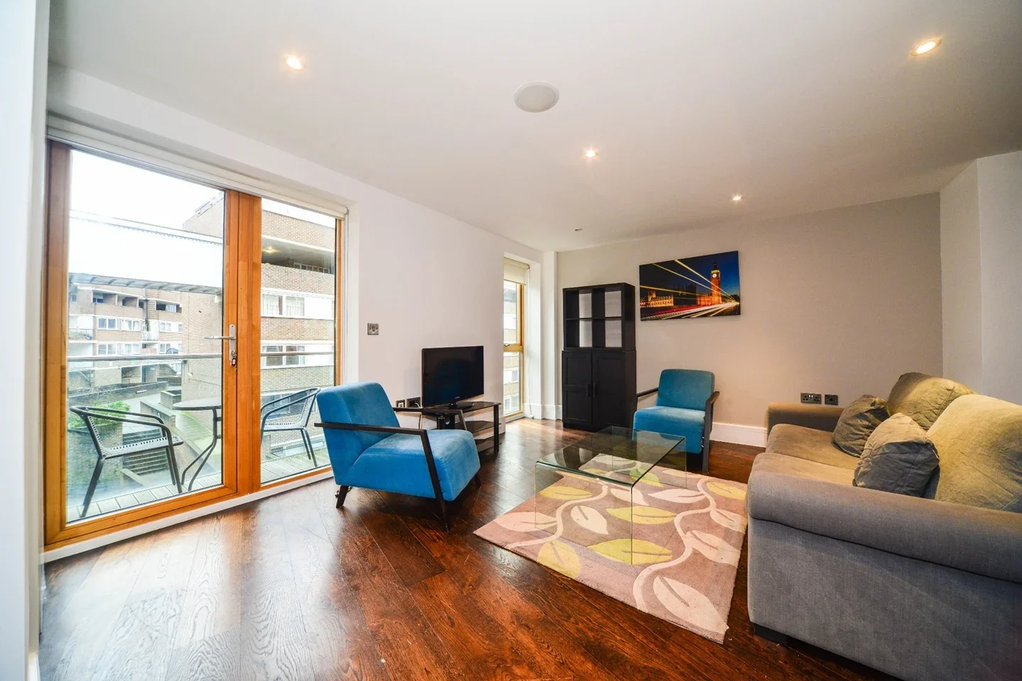 Flat Cyrus Street in Greater London