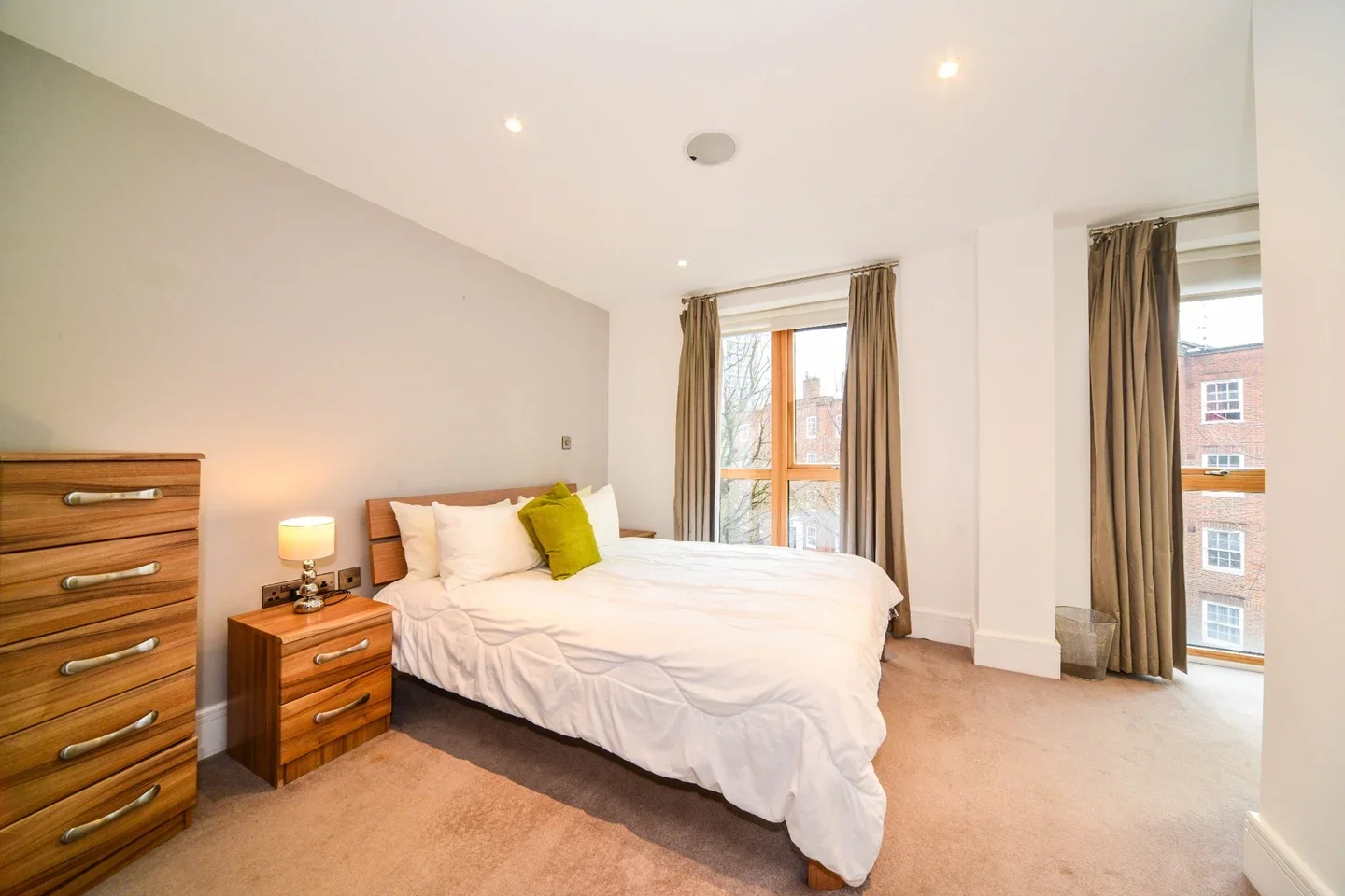 Flat Cyrus Street in Greater London