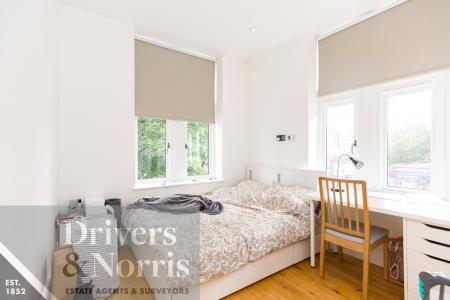 Flat Parkhurst Road in Greater London
