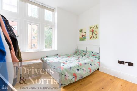 Flat Parkhurst Road in Greater London