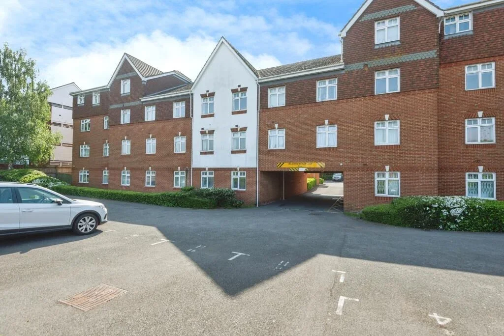 Flat Staines Road in Borough of Spelthorne