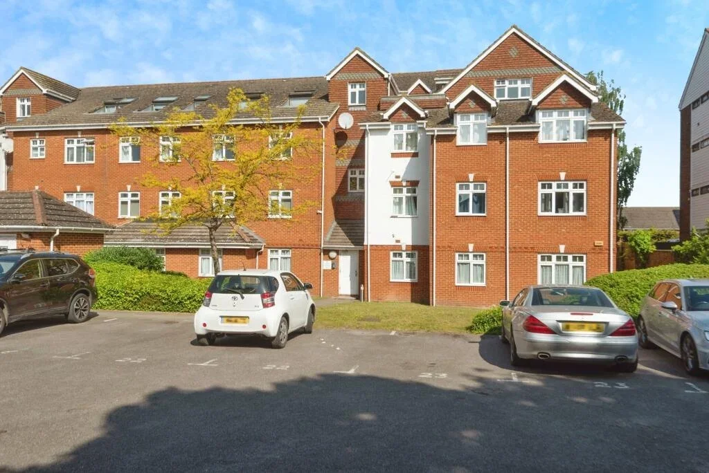 Flat Staines Road in Borough of Spelthorne