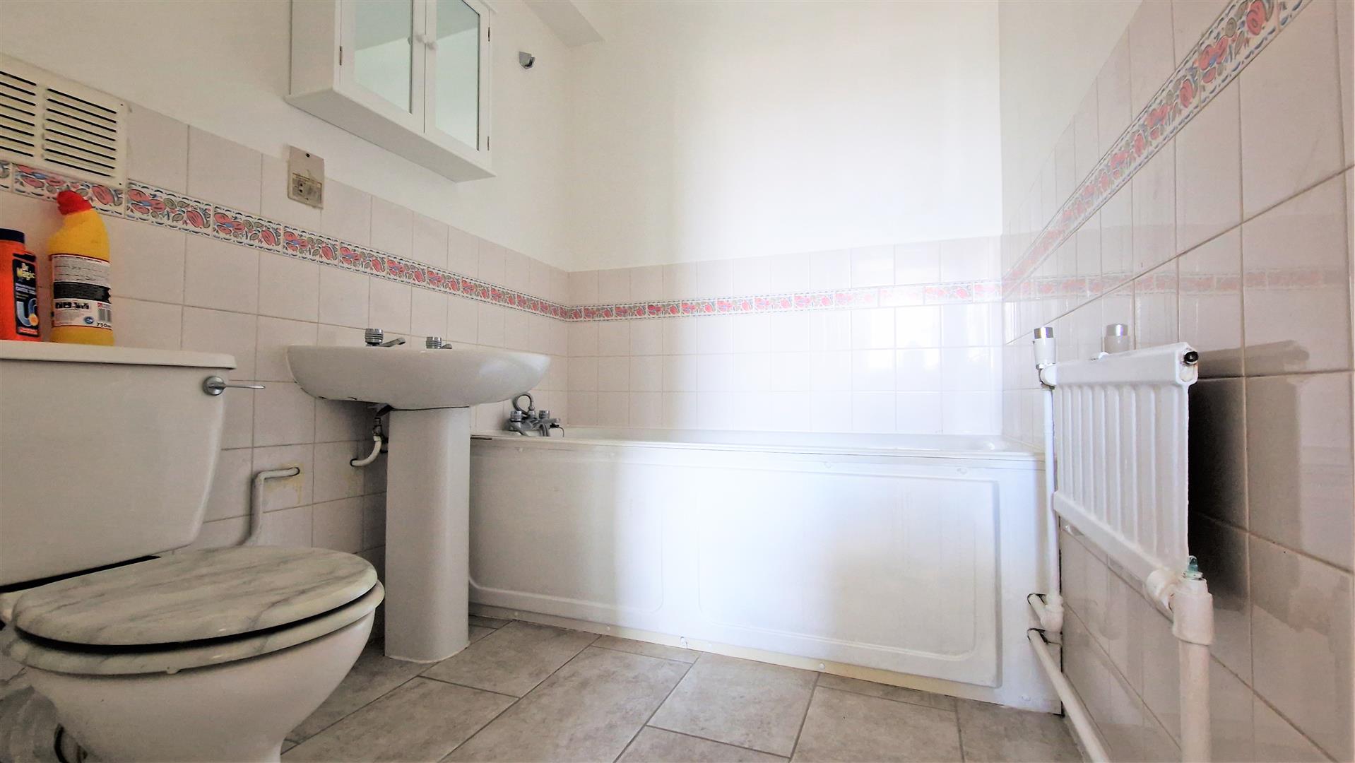 Flat Chatfield Road in Greater London