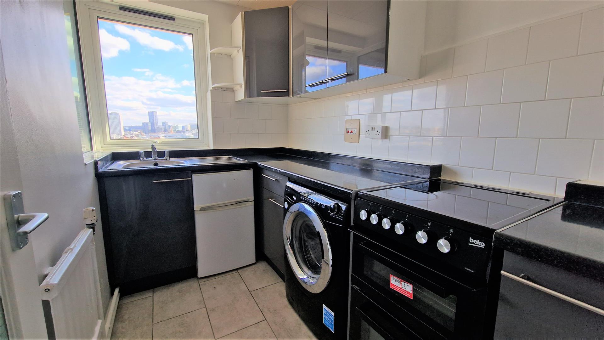 Flat Chatfield Road in Greater London