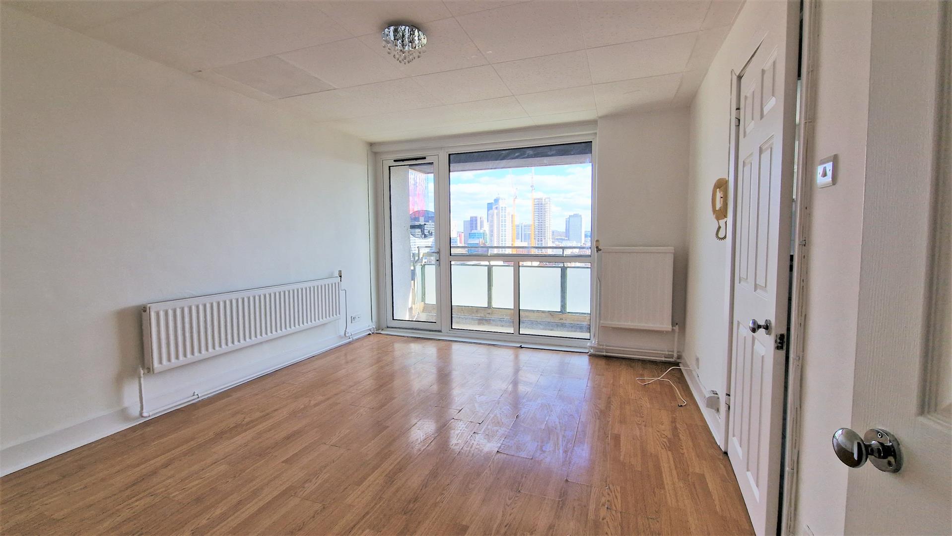 Flat Chatfield Road in Greater London