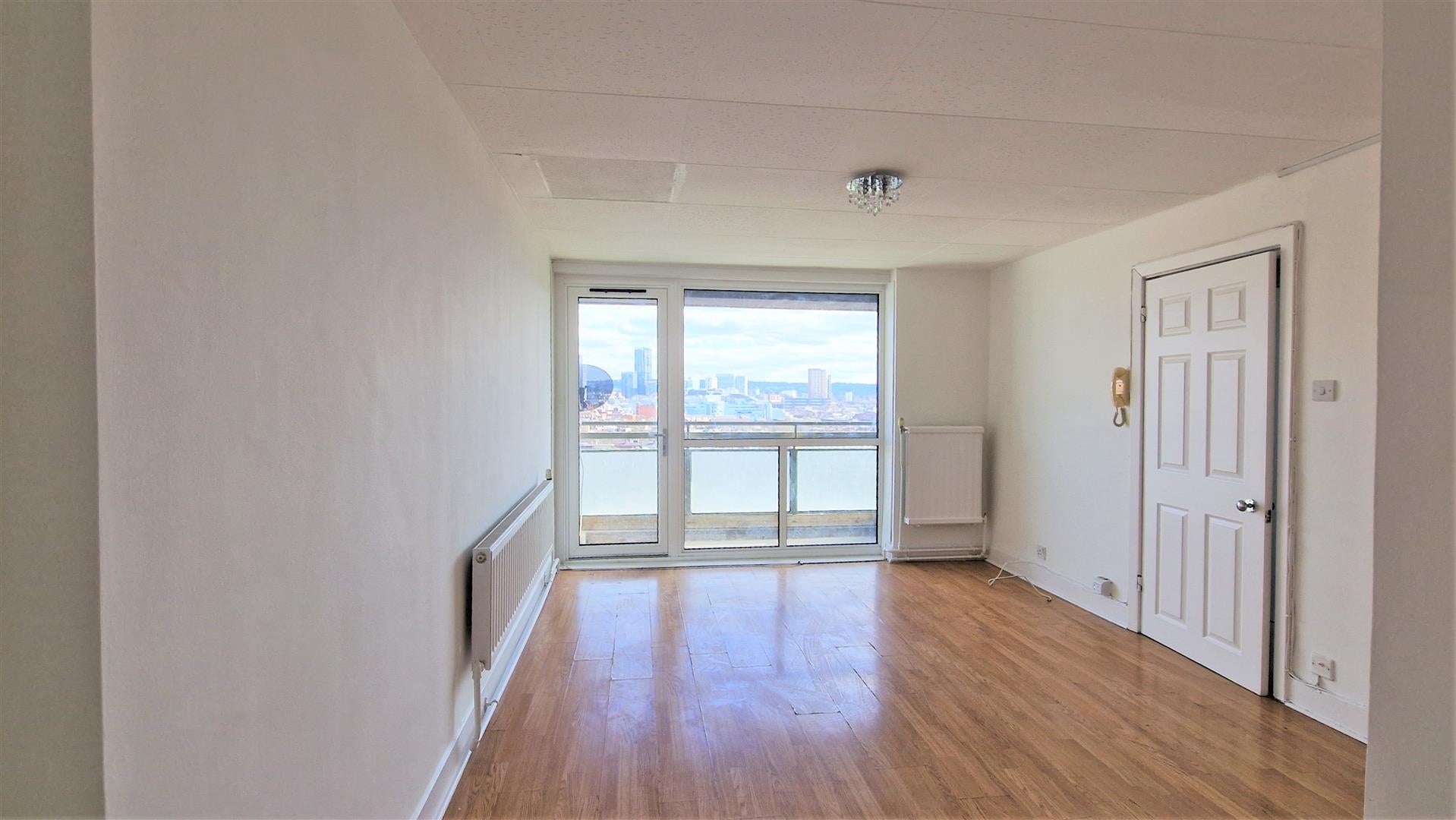 Flat Chatfield Road in Greater London