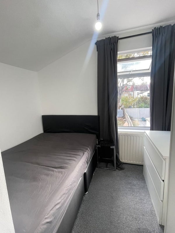 Room Rutland Road in Greater London