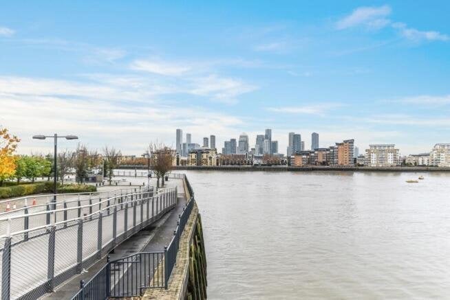 Flat Clarence Road in Greater London