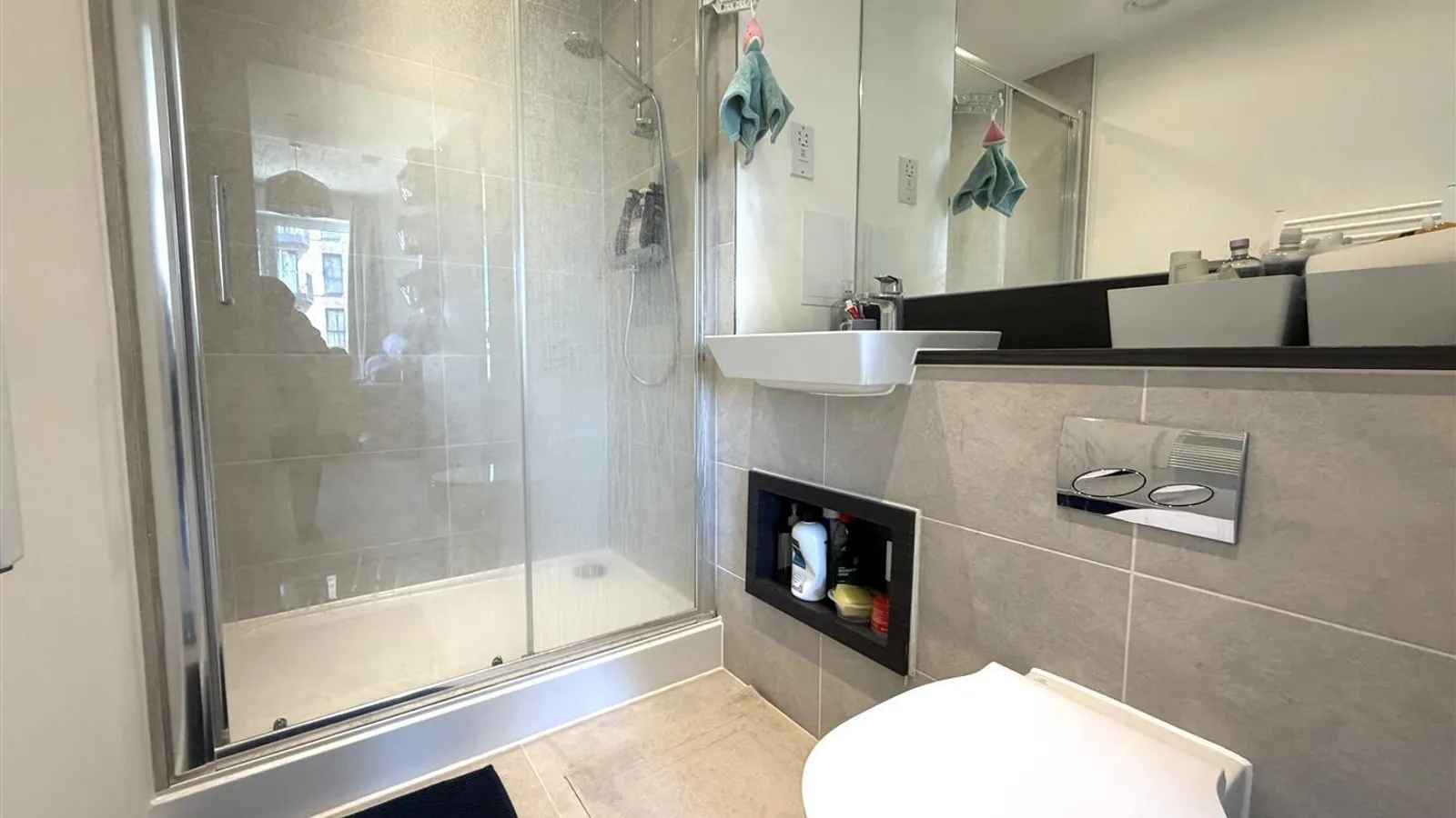 Flat RAVENSBOURNE AVENUE in London