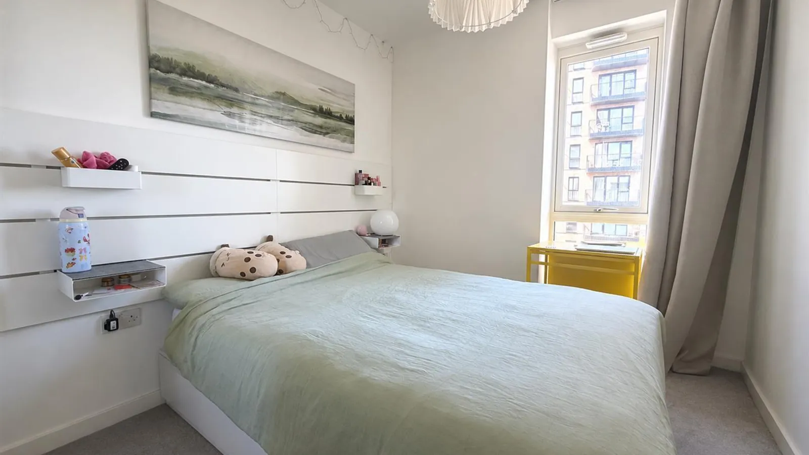 Flat RAVENSBOURNE AVENUE in London