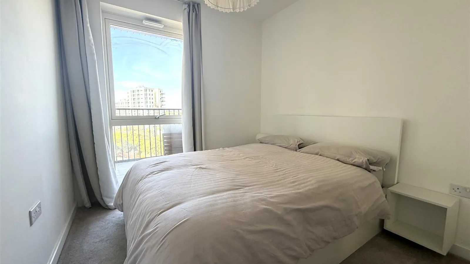 Flat RAVENSBOURNE AVENUE in London