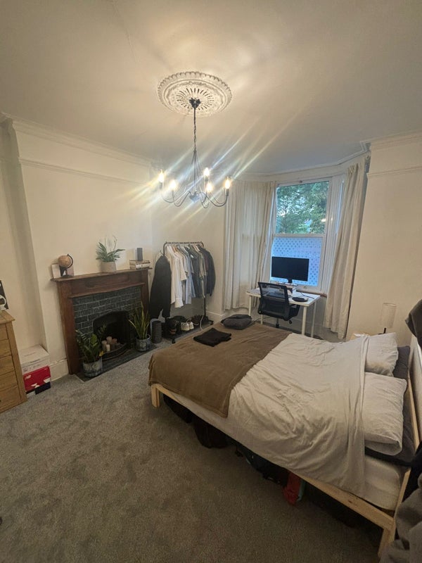 House Ellerton Road in Greater London