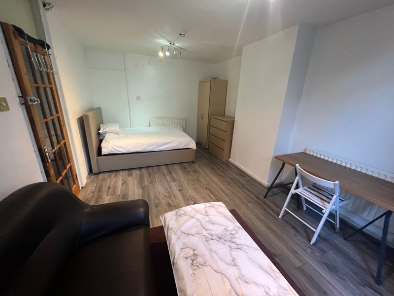 Room Manchester Road in Greater London