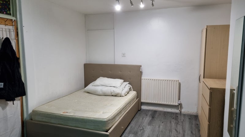 Room Manchester Road in Greater London