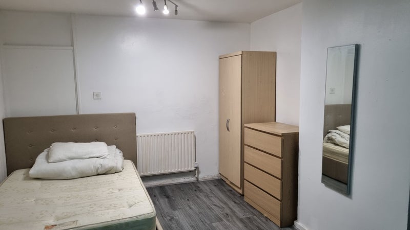 Room Manchester Road in Greater London