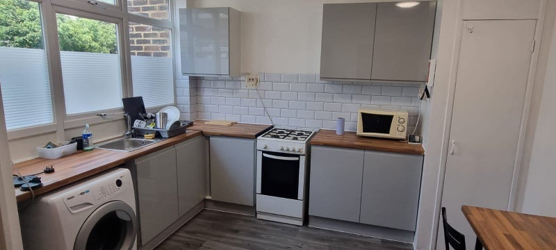 Room Manchester Road in Greater London