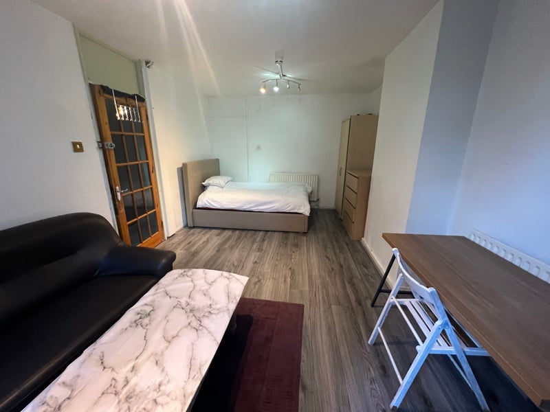 Room Manchester Road in Greater London