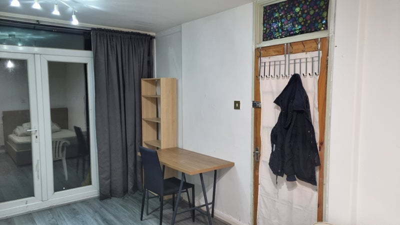 Room Manchester Road in Greater London